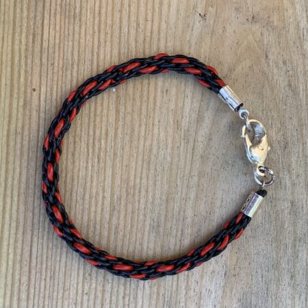 Armband av flätade läderremmar